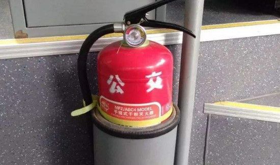 使用4kg干粉灭火器的方法