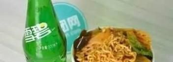 方便面能和汽水一起吃吗