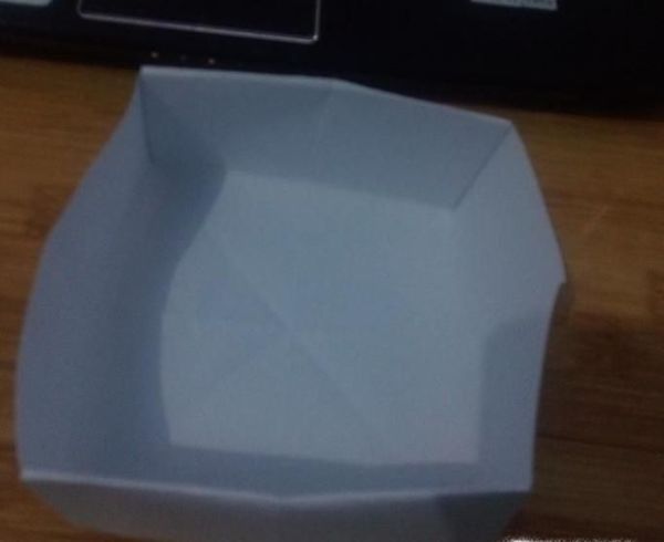 废纸巧变垃圾盒
