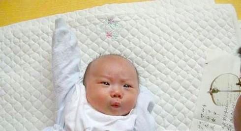 小孩头上爱出汗是怎么回事