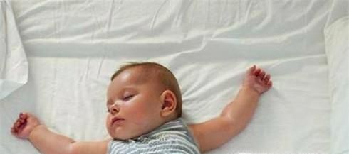 小孩头上爱出汗是怎么回事