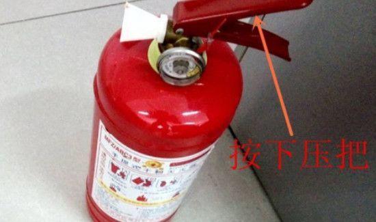 使用手提式灭火器的顺序为