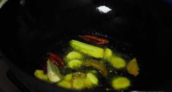 炒菜时怎样防止锅里溅油