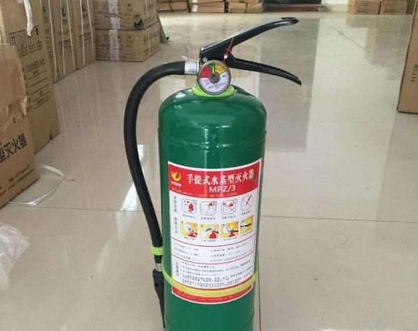 干粉灭火器和水基灭火器分别适用于哪种火灾？