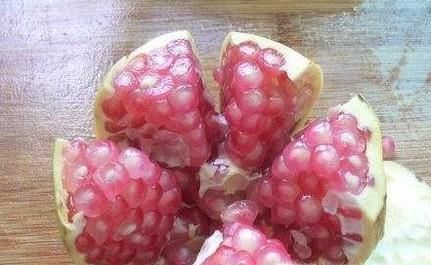 吃货秘笈：如何又快又好的拨开石榴？