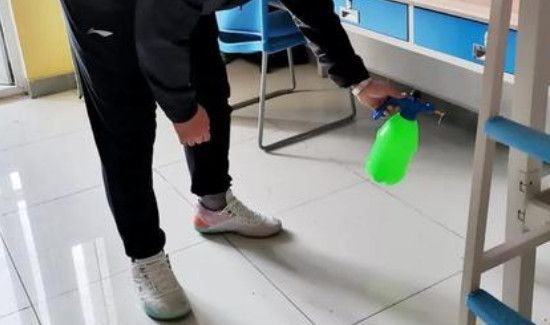 去除地板白灰的妙招