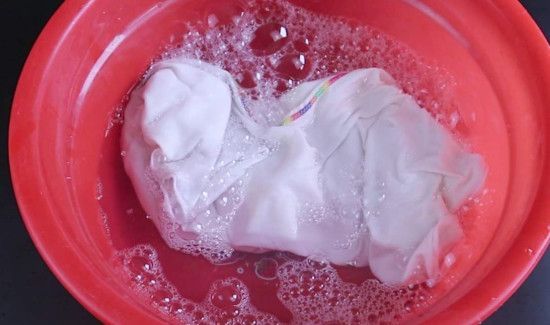 杨梅汁弄到白衣服上怎么办