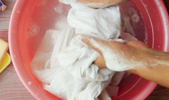 杨梅汁弄到白衣服上怎么办