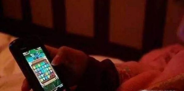 关灯后玩手机到底伤不伤眼