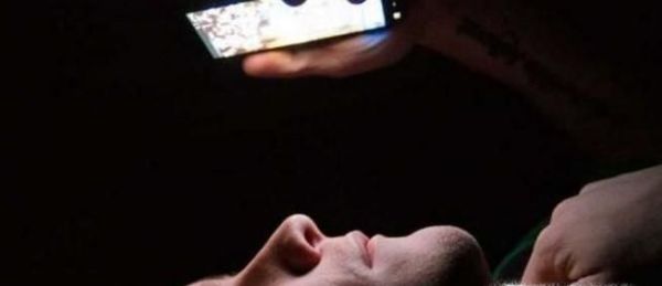 关灯后玩手机到底伤不伤眼