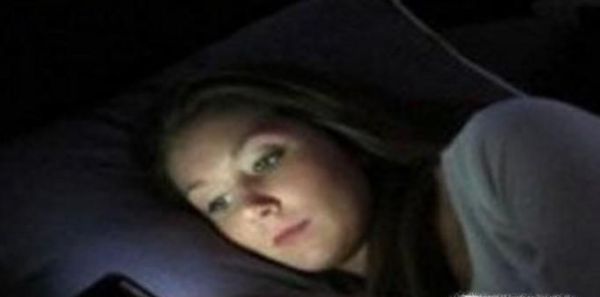 关灯后玩手机到底伤不伤眼