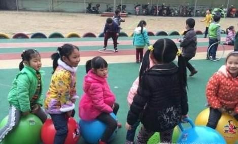 儿童跳跳球怎么玩?