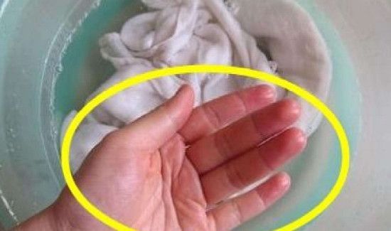 白色衣服染了杨梅汁怎么洗