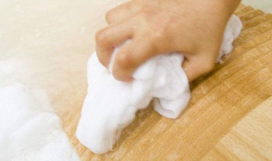 白色衣服染了杨梅汁怎么洗