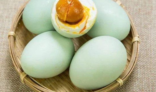 咸鸭蛋有黑斑点能吃吗