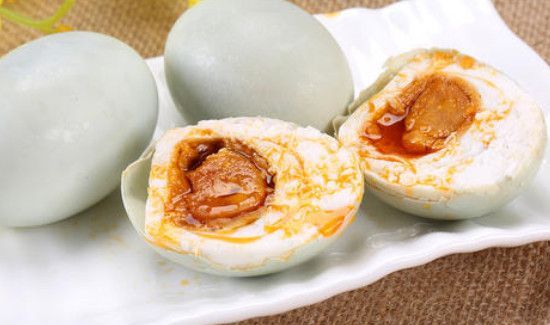 咸鸭蛋有黑斑点能吃吗