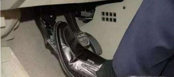 怎样安全平稳的刹车？