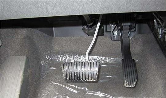 怎样安全平稳的刹车？