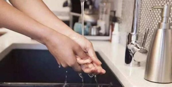 手或脸不小心被热油烫到了怎么办？