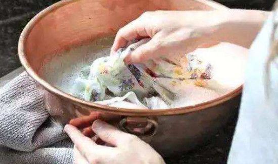 真丝衣服洗花了怎么补救