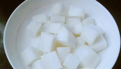 教你如何将萝卜快速的切成块状