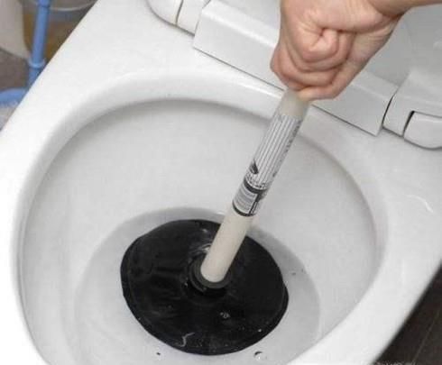 家里马桶堵住怎么处理