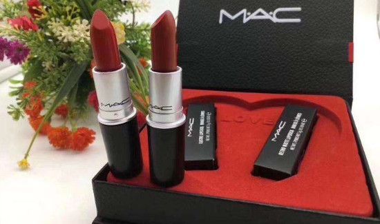 mac口红有一层白霜正常吗