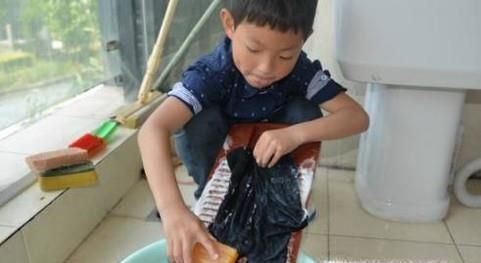 如何自己洗袜子