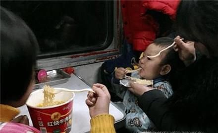 火车上吃完的泡面怎么处理呀？