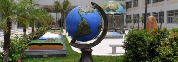 地球仪上的颜色分别代表什么