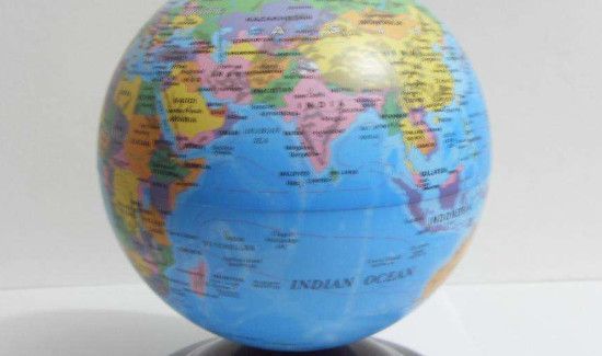 地球仪上的颜色分别代表什么