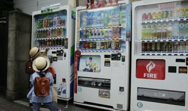 怎样用自动贩卖机买饮料