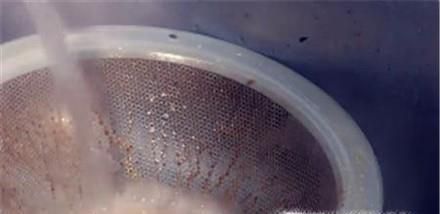 满是油垢的抽油烟机,如何巧妙清洗?