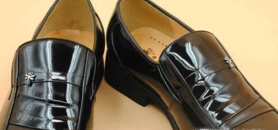 皮鞋穿着有点紧怎么办