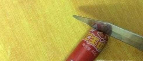 怎样剥开火腿肠？