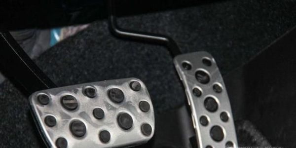 开自动挡汽车脚怎么放