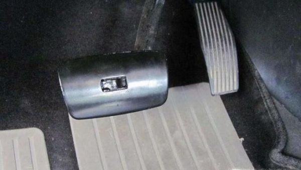 开自动挡汽车脚怎么放