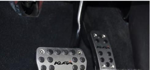 开自动挡汽车脚怎么放