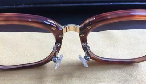 眼镜架更换新鼻托的正确方法