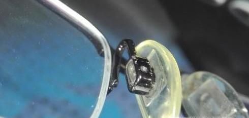 眼镜架更换新鼻托的正确方法