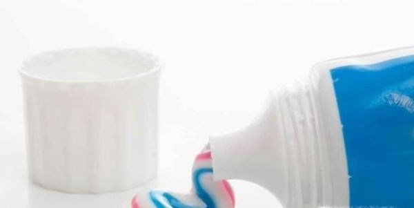 如何清洗杯子上的污垢？