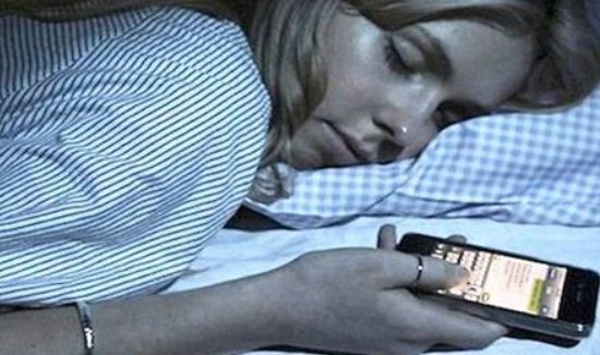 手机放在枕头下面有辐射吗