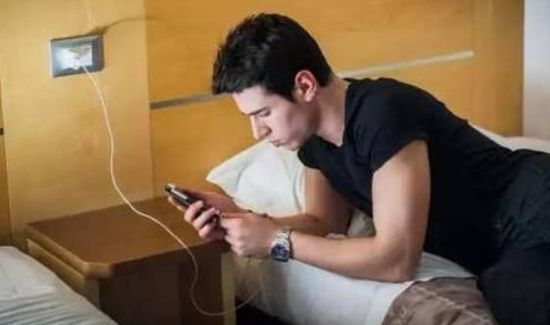 手机放在枕头下面有辐射吗