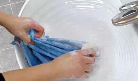 精油弄到衣服上用什么可以洗掉