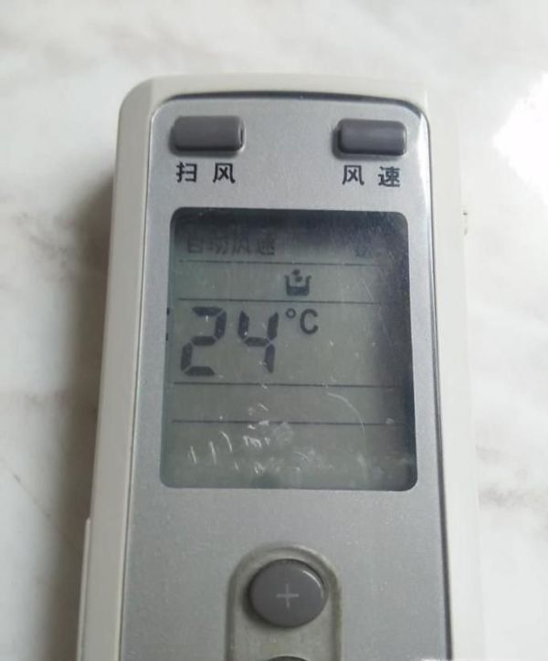 如何用空调抽湿