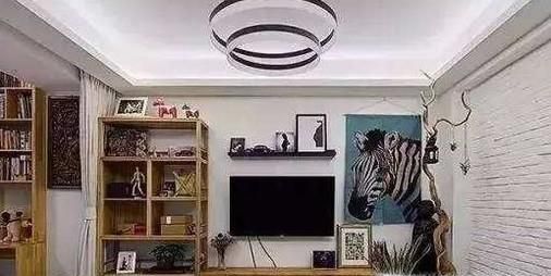 电视机是挂墙上好还是放柜子上好？