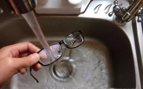 如何正确清洗眼镜片才能延长眼镜寿命？