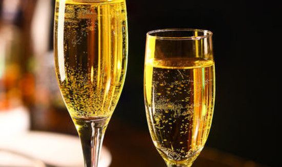 香槟是白葡萄酒么