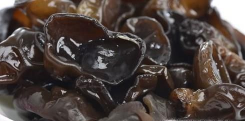 为什么炒木耳会“炸锅”？怎么能不“炸锅”？