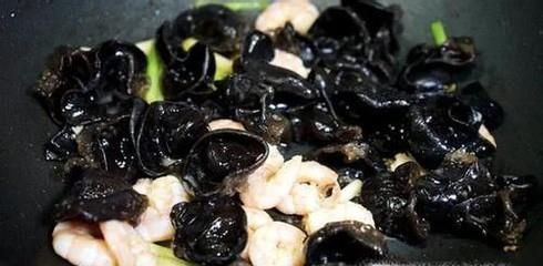 为什么炒木耳会“炸锅”？怎么能不“炸锅”？